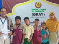 tim BRI KC Jakarta Warung Buncit turut terlibat langsung dalam proses pembagian makanan kepada yatim piatu dan duafa