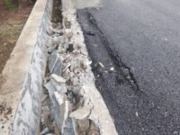 Jalan amblas di Desa Darawolong, Karawang, padahal belum genap 10 hari diaspal. (Sarmin/Mediaseruni)