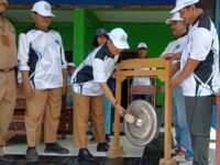 Kadisdikpora Karawang Wawan Setiawan memukul gong tanda dibukanya MKKS Cup 2025. (Mediaseruni)