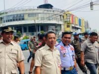 Bupati Aep Syaepuloh (dua kanan) usai meninjau Plaza Cikampek yang akan diambil alih Pemkab Karawang. (Sarmin/Mediaseruni)