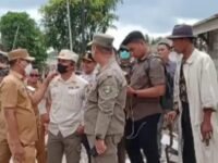 Sekretaris Daerah (Sekda) Asep Aang Rahmatullah memberi arahan disela penertiban.