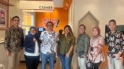 Kru BRI KC Radio Dalam foto bersama usai meluncurkan promo spesial cashback Rp 50 ribu untuk belanja Rp 150 ribu. (Dok BRI)