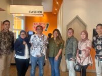 Kru BRI KC Radio Dalam foto bersama usai meluncurkan promo spesial cashback Rp 50 ribu untuk belanja Rp 150 ribu. (Dok BRI)
