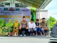H. Jenal Aripin foto bersama usai pengajian syahriahan bulanan Muslimat Nahdlatul Ulama (NU). (Iman Suryana/Mediaseruni)