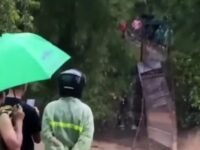 Jembatan terputus Desa Wangunreja akibat banjir bandang memutus akses warga keluar desa. (Ist)