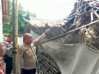 Petugas melakukan pengamanan rumah ambruk di Desa Panyingkiran. (Mediaseruni)