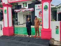 Kepala Desa Karangsinom Nano Karno didampingi Kasi Trantib Tarmudi monitoring hotmik di Jalan Dusun 1. (Sarmin/Mediaseruni)