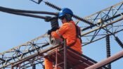 Petugas PLN melakukan perawatan jaringan memperkuat sistem kelistrikan jelang Nataru. (dok.PLN)