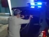 Petugas melakukan olah TKP di lokasi penemuan mayat perempuan muda pegawai jazz karaoke. (Mediaseruni)