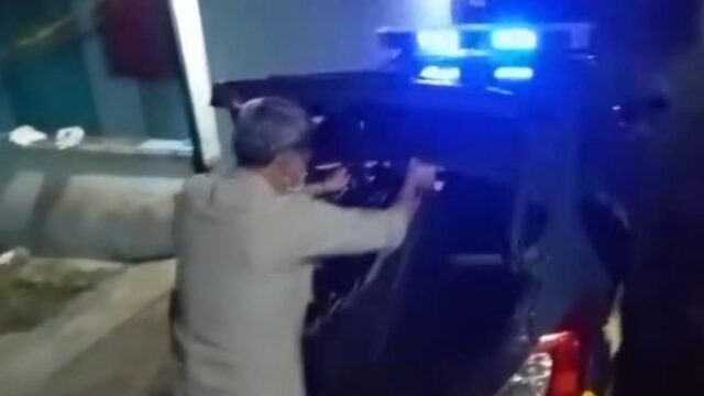 Petugas melakukan olah TKP di lokasi penemuan mayat perempuan muda pegawai jazz karaoke. (Mediaseruni)