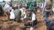 Ketum Badega Garuda Sakti Murfito Adi ikut tanam pohon teh di lahan PTPN I Regional 2 Blok Pahlawan Afdeling Cinyiruan, Desa Pangalengan, Kecamatan Pangalengan. (Mediaseruni)