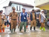 Wagub Erwan Setiawan meninjau kawasan banjir di Dayeuhkolot, Kabupaten Bandung. (Ist)