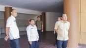 Bupati Aep Syaepuloh didampingi Sekda Asep Aang Rahmatulah dan Kadis PUPR meninjau kondisi GOR Panatayudha.