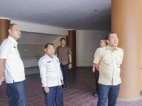 Bupati Aep Syaepuloh didampingi Sekda Asep Aang Rahmatulah dan Kadis PUPR meninjau kondisi GOR Panatayudha.