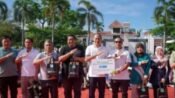 Sekda Asep Aang Rahmatullah (empat kanan) foto bersama usai penyerahan jaminan sosial BPJS Ketenagakerjaan. (Mediaseruni)