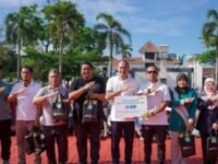 Sekda Asep Aang Rahmatullah (empat kanan) foto bersama usai penyerahan jaminan sosial BPJS Ketenagakerjaan. (Mediaseruni)