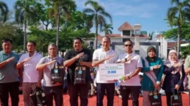 Sekda Asep Aang Rahmatullah (empat kanan) foto bersama usai penyerahan jaminan sosial BPJS Ketenagakerjaan. (Mediaseruni)