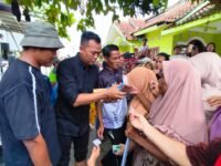 Anggota DPRD Provinsi Jawa Barat Fraksi Partai Demokrat, H. Jenal Aripin, memberi bantuan berupa uang kepada korban banjir di Karangligar. (Iman Suryana/Mediaseruni)