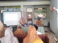 Kepala puskesmas Kotabaru Hj.Jamilah (depan) mepaparkan hasil pencapaian Kesehatan Tahun 2025 di Lokmin TW IV 2025. (Asep Suherman/Mediaseruni)