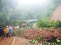 Petugas berupaya membersihkan material longsor yang menutup ruas Jalan Nasional Bagbagan – Kiaradua di Kampung Ciawitali Desa Loji Kecamatan Simpenan, Sukabumi. (ist)