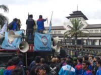 Massa buruh demo di depan Gedung Sate bandung sebagai bentuk penolakan UMSK 2026 Jabar. (ist)