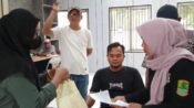 Warga sekitar jalupang terima sembako , Kades wanci mekar H. Dimyat Sudrajat ( Kaos Putih ) memantau pendistribusian sembako tersebut. (Asep Suherman/Mediaseruni)