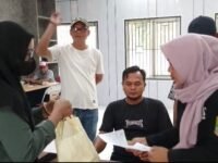 Warga sekitar jalupang terima sembako , Kades wanci mekar H. Dimyat Sudrajat ( Kaos Putih ) memantau pendistribusian sembako tersebut. (Asep Suherman/Mediaseruni)