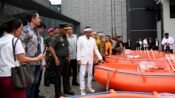 Gubernur Dedi Mulyadi menerima bantuan delapan unit perahu karet penanganan banjir Citarum. (istimewa)