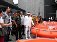 Gubernur Dedi Mulyadi menerima bantuan delapan unit perahu karet penanganan banjir Citarum. (istimewa)