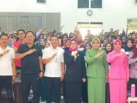 Bupati Aep Syapuloh foto bersama usai pelantikan ketua Perwosi tingkat kecamatan. (Mediaseruni)