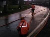 Petugas melakukan pembersihan sisa material longsor yang menutupi ruas jalan Provinsi. (Mediaseruni)