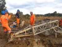 Petugas PLN kebut perbaikan jalur listrik Langsa - Pangkalan Branda yang jadi kunci sistem kelistrikan di Aceh. (Dok PLN)