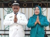 Kepala Desa Pangulah Baru Karnalim bersama istrinya Ambu Yayah Karnalim. (Asep Suherman/Mediaseruni)
