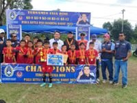 Ketua PSSI Kabupaten Bandung Barat Aep Nurdin foto bersama usai menyerahkan hadiah Turnamen sepakbola usia dini Piala Ketua PSSI KBB. (Dadan Saepudin/Mediaseruni)