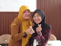 Dona Yuliana Husaen, SE, (kiri) Kasi Pemerintahan Kecamatan Kotabaru panutan sembilan desa di wilayah kecamatan itu. (Asep Suherman/Mediaseruni)