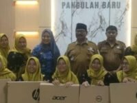 Kepala Desa Pangulah Baru Karnalim (peci hitam) bersama Kader Posyandu. (Asep Suherman/Mediaseruni)