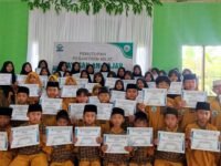 Foto bersama Peserta Santri Kilat di Pesantren An-Najah saat menerima sertifikat. (Dadan Saepudin/Mediaseruni)