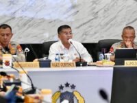 Wagub Jabar Erwan Setiawan bersama aparat keamanan Rakor Pengamanan pertandingan Persib Bandung vs Persija Jakarta di Aula Polrestabes Bandung. (Ist)