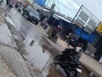 Genangan air misterius di depan Delonk Mart Jalan Parakan Cikampek. (Asep Suherman/Mediaseruni)