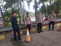 Kapolsek Purwasari Ipda Herawati, SH (tiga kanan) monitor kepulangan suporter Persib asal Karawang di KM 62. (Sarmin/Mediaseruni)