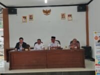 Pengenalan Usindo kepada Masyarakat Luas tampak Rektor USINDO Dr Marlina Rahma SST, Bd, M. Keb (Kanan), Kades wanci mekar H Dimyat ( dua kanan) Ketua BPD Taryadi SE .MM ( tiga Kanan ) dan Dosen dari Usindo. (Asep Suherman/Mediaseruni)