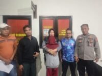 Keluarga dan korban saat berada di kantor Polsek Purwasari, korban dipeluk Ipda Herawati SH. (Ssrmin/Mediaseruni)