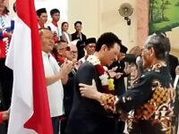 Ketua Percasi Jawa Barat Deni Nurdyana Ngadimin melantik Ketua Percasi Karawang periode 2025–2029, Fernando Doklas Pangaribuan, S.Kom. (Sarmin/Mediaseruni)