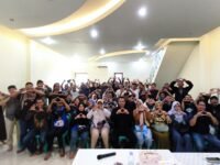 H. Jenal Aripin (tengah) foto bersama relawan BAJA dan SAHAJA. (Iman Suryana/Mediaseruni)