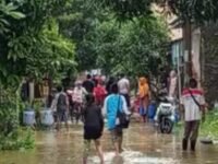 Kawasan Bintang Alam di Kecamatam Telukjambe Timur direndam banjir menyusul hujan deras yang terjadi sejak Sabtu hingga Minggu pagi. (Asep Suherman/Mediaseruni)