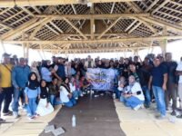 H. Jenal Aripin Family foto bersama keluarga besar Cipaga Mas Perkasa serta relawan Balad Jenal Aripin (BAJA) dan Sahabat Jenal Aripin (SAHAJA). (Iman Suryana/Mediaseruni)