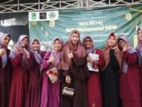 Penceramah wanita Ustadzah Ulfah Nur fauziah alias Ning Zee (lima kiri) foto bersama jamaah pengajian Majelis Taklim Alhidayah di Desa Wancimekar. (Asep Suherman/Mediaseruni)