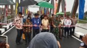 Bupati Aep Syaepuloh (tengah) bersama Wabup Maslani meresmikan beroperasinya Jembatan Ciselang di Karawang. (Davi Alvaro/Mediaseruni)