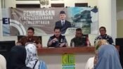 Sabil Akbar (dua kiri) dalam kegiatan Pengawasan Penyelengaraan Pemerintah dan Pendidikan Politik di Desa Jomin, Karawang. (Asep Suherman/Mediaseruni)