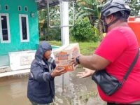 Pemdes Sukasari mulai menyalurkan mie instan untuk warganya yang terimbas banjir. (Davi Alvaro/Mediaseruni)